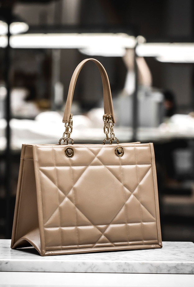 المهارة الحرفية الاستثنائية  وراء حقيبة Dior Essential