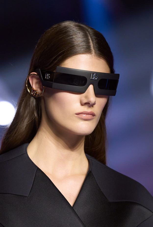 أجمل صيحات النظارات الشمسية السوداء لإطلالة مميزة في خريف 2022