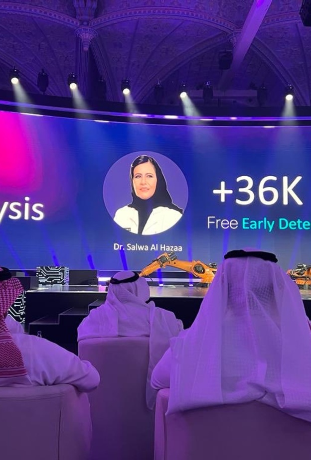 وزير الاتصالات يشيد بالبروفيسورة سلوى الهزاع: سخرت تقنيات الذكاء الاصطناعي لخير الإنسانية