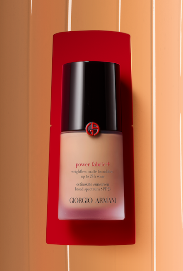 مجموعة POWER FABRIC تغطية لمدة ٢٤ ساعة بقوام خفيف وتأثير مجمّل للبشرة