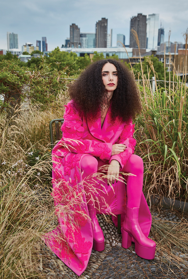 جلسة تصويرية خاصة بـ "هي" بمقاربة مثقفة ورؤية عصرية أنيقة