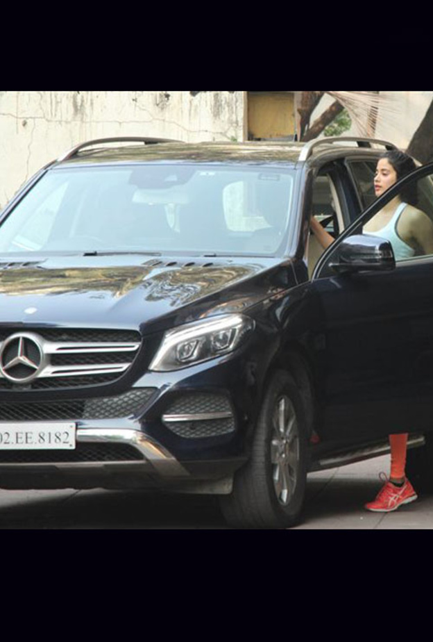 جاهانفي كابور تشتري سيارة مرسيدس بنز G-Class 350d