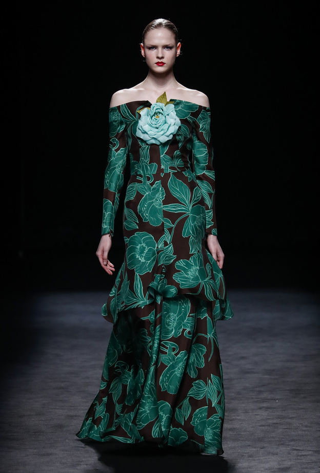 الفساتين المنقوشة والمطبعة بالورود موضة تعكس الأناقة الكاجوال في خريف 2022