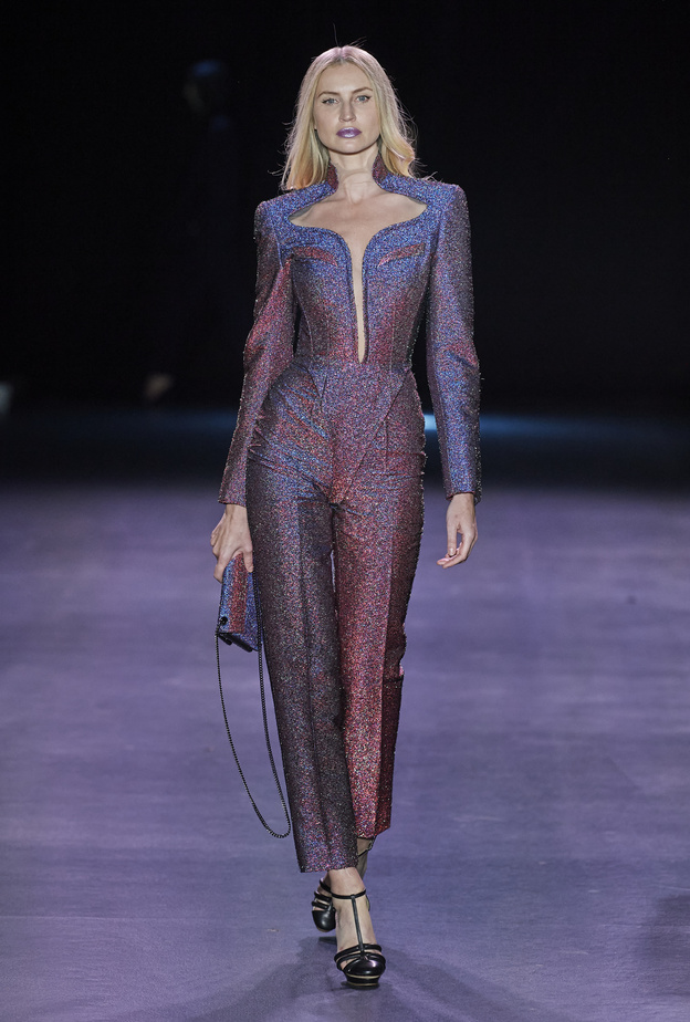 أجمل صيحات الجمبسوت البنفسجي لإطلالة ملفتة في خريف 2022