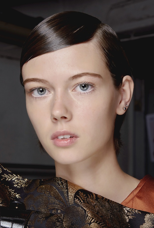 الخدود الجافة والمقشر أحد أسباب البشرة المختلطة