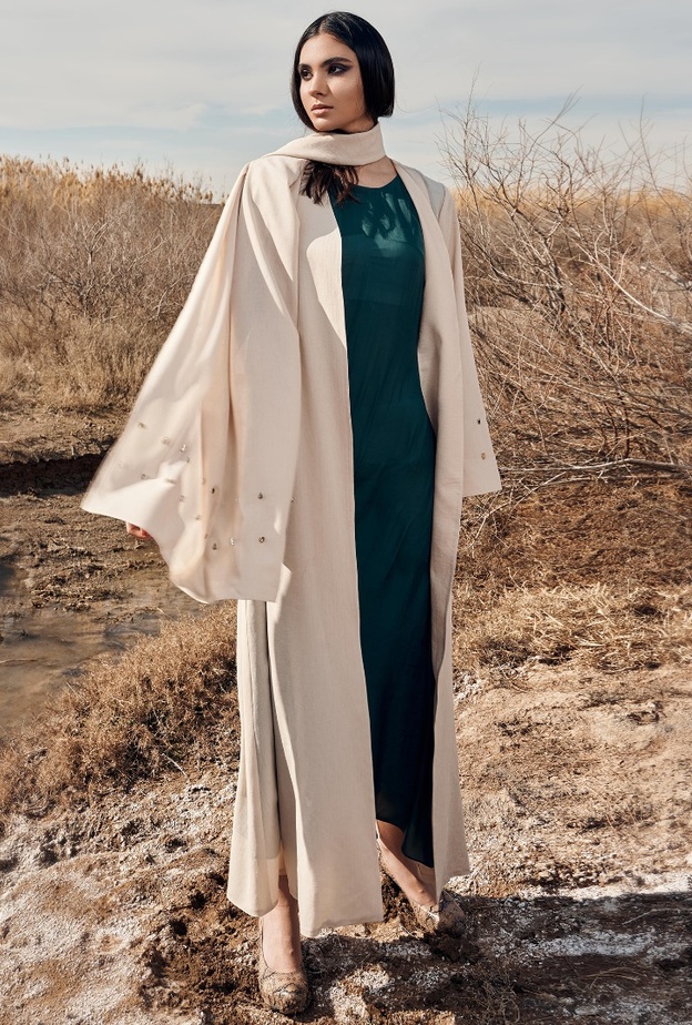 الأكمام الواسعة برزت بالعباية الراقية والبسيطة بلون البيج من Luon Collection