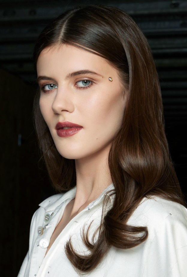 ألوان شعر تناسب البشرة البيضاء موضة خريف 2022 وأهم النصائح لإعتمادها