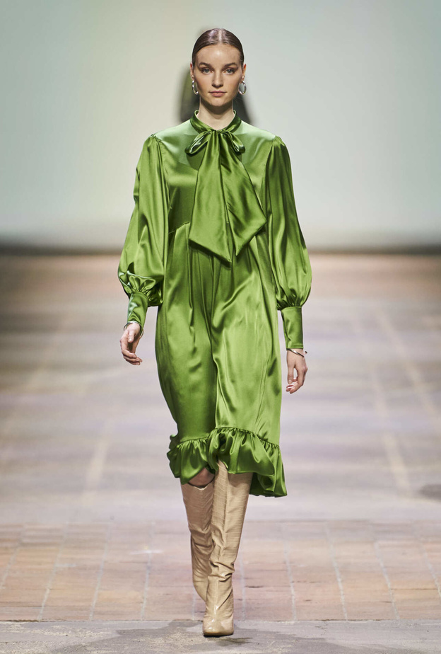 فساتين محتشمة باللون الأخضر إحتفالاً باليوم الوطني السعودي