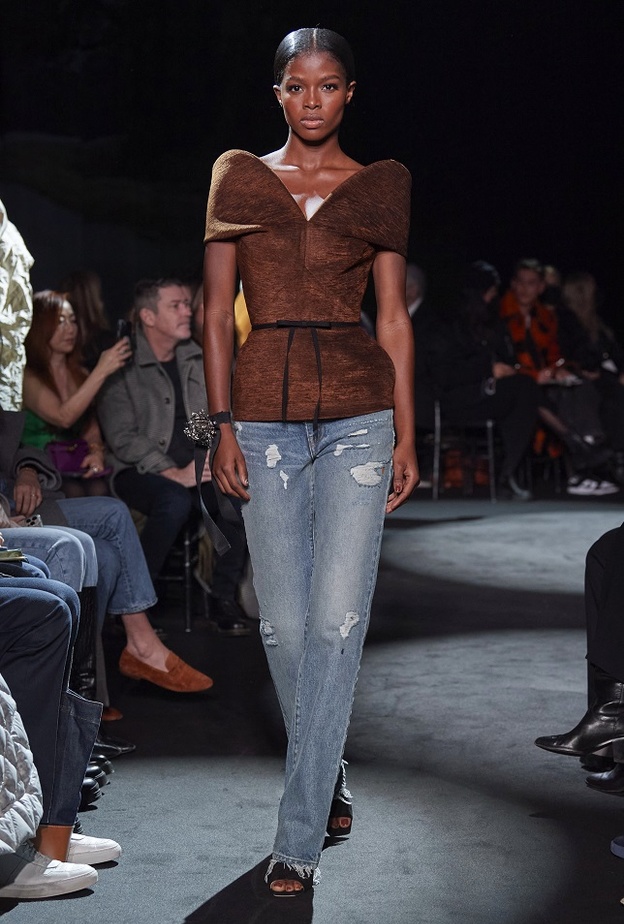 تنسيق سروال الدنيم مع بلايزر شيك للوك أنيق لافت من Brandon Maxwell