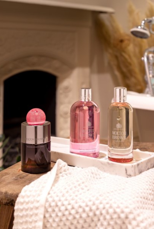 علامة MOLTON BROWN تطلق عطر RHUBARB & ROSE المميز