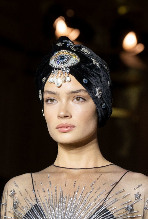 أكسسوارات شعر لافتة وجريئة موضة خريف 2022 وطرق اختيارها حسب المناسبة