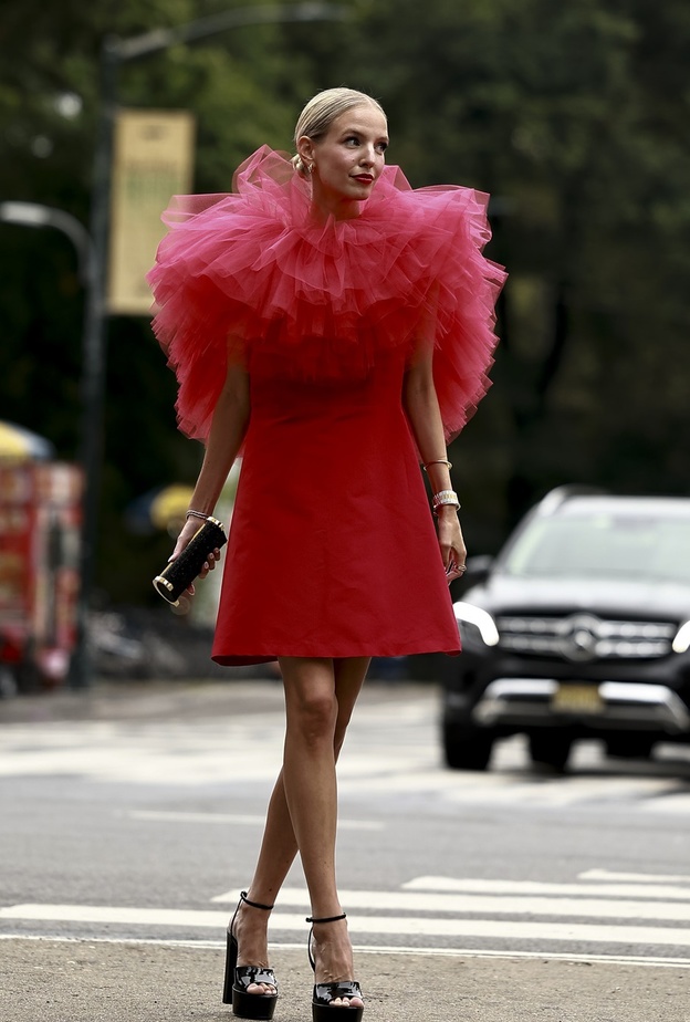 الألوان الجريئة والقصات الشبابية عنوان أناقة الشارع في أسبوع الموضة في نيويورك