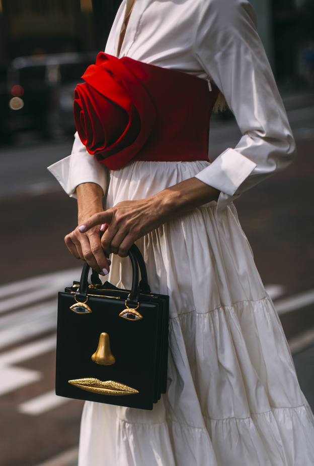 صيحات اكسسوارات بأسلوب الستريت ستايل لربيع 2023 من أسبوع الموضة في نيويورك