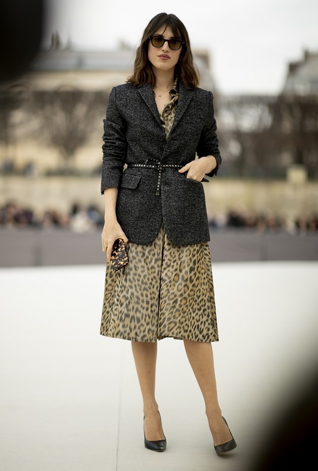 هيفاء وهبي بإطلالة لافتة نسقت فيها وشاح بنقشة الفهد مع فستان بنقشة الورود