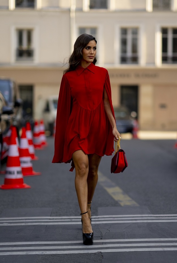 تنسيق إطلالات شيك لافتة باللّون الأحمر مع كعب عالي بأسلوب Street style