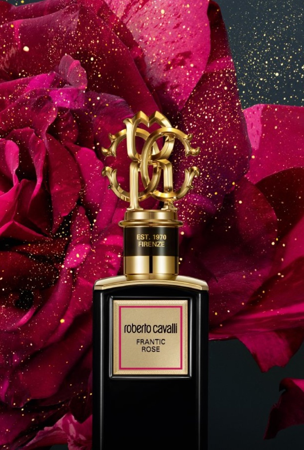 روبرتو كافالي تضيف عطرا استثنائيا إلى مجموعتها الذهبية Gold Collection
