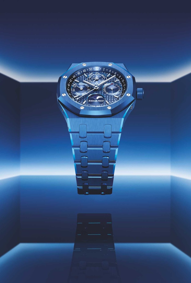 أوديمار بيغه تكشف النقاب عن أول ساعة رويال أوك بالتقويم الدائم، بالسيراميك الأزرق