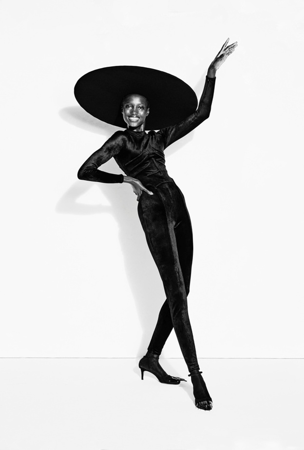 كاتسوت جلدي أسود، وقبعة سوداء ضخمة من "سكياباريلي" Schiaparelli