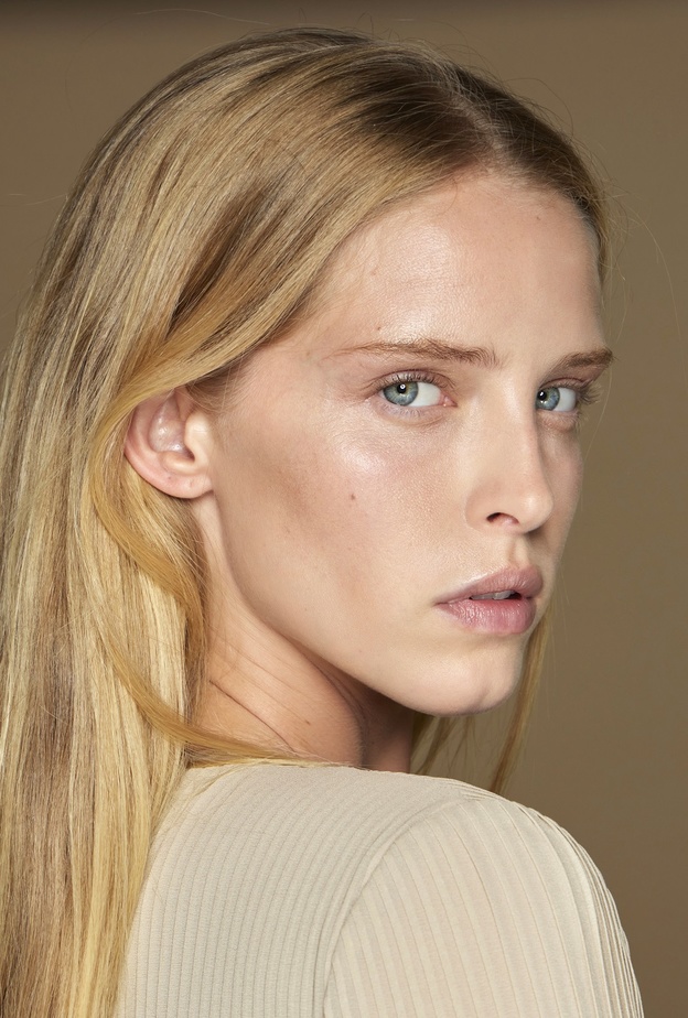 تمارين اليوغا لشد الوجه بالخطوات وأبرز النجمات اللواتي يعتمدنها للعناية ببشرتهن