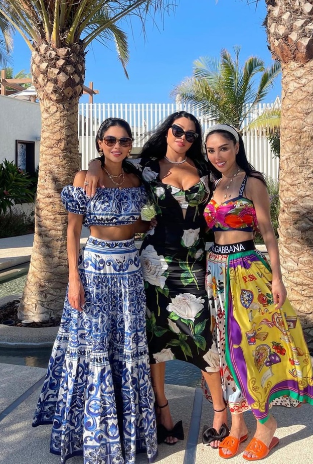 إطلالات هيفاء وهبي وشقيقتيها بالفساتين المطبعة