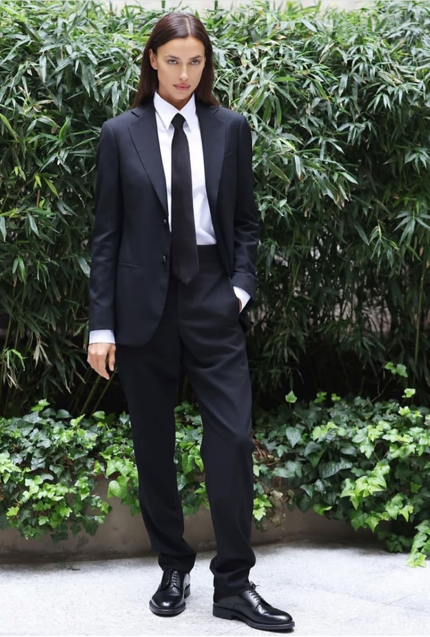 إيرينا شايك بإطلالة البدلة الرجالي