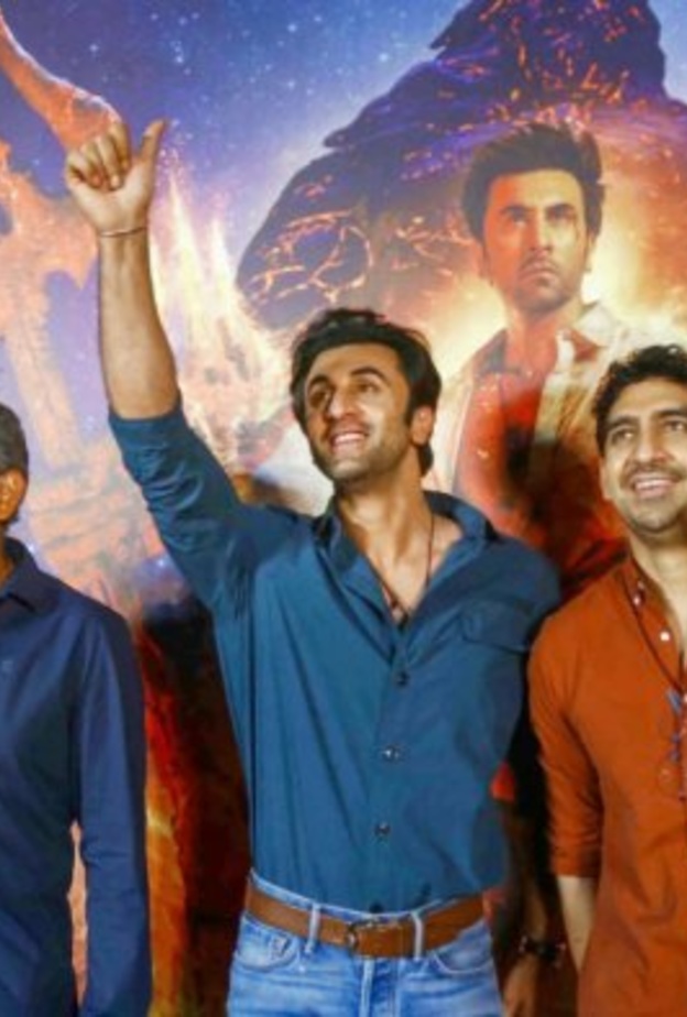 أيان موخرجي يشارك صور مشاهد أكشن مثيرة لرانبير كابور وعليا بهات وأميتاب باتشان