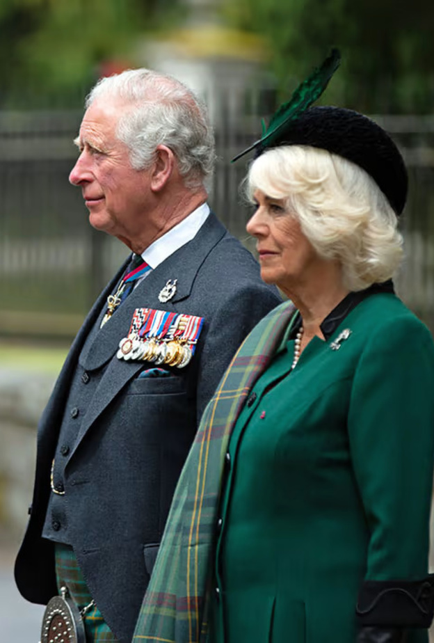 الملك تشارلز الثالث وزوجته يعلنان انتهاء فترة الحداد الملكي على الملكة إليزابيث الثانية
