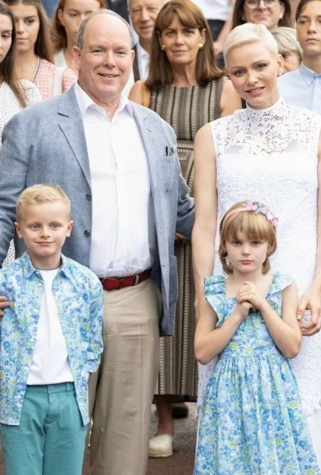 الأميرة تشارلين بإطلالة أنيقة باللون الأبيض بصحبة زوجها وطفليهما