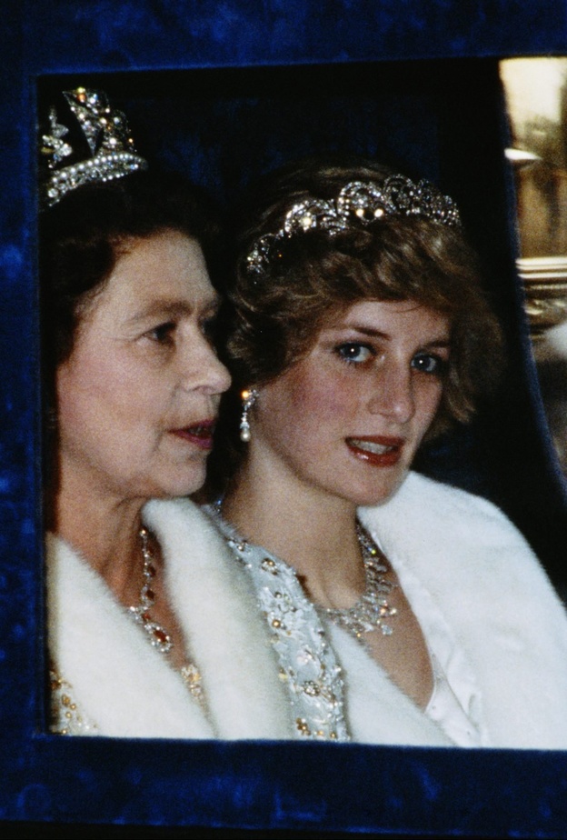 كيف كانت علاقة الملكة إليزابيث الراحلة بالأميرة ديانا؟