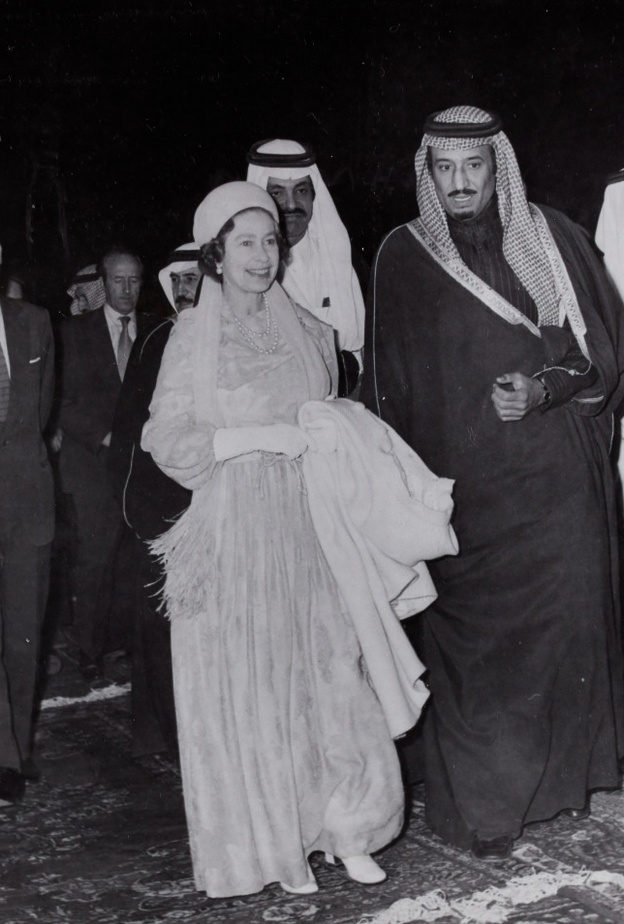 كتب ومخطوطات وصور استثنائية في مشاركة سوذبيز في معرض الرياض الدولي للكتاب