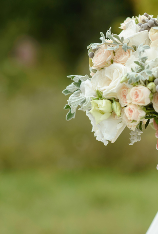 نصائح لتنسيق العروس لون طلاء الاظافر مع ألوان باقة الورد