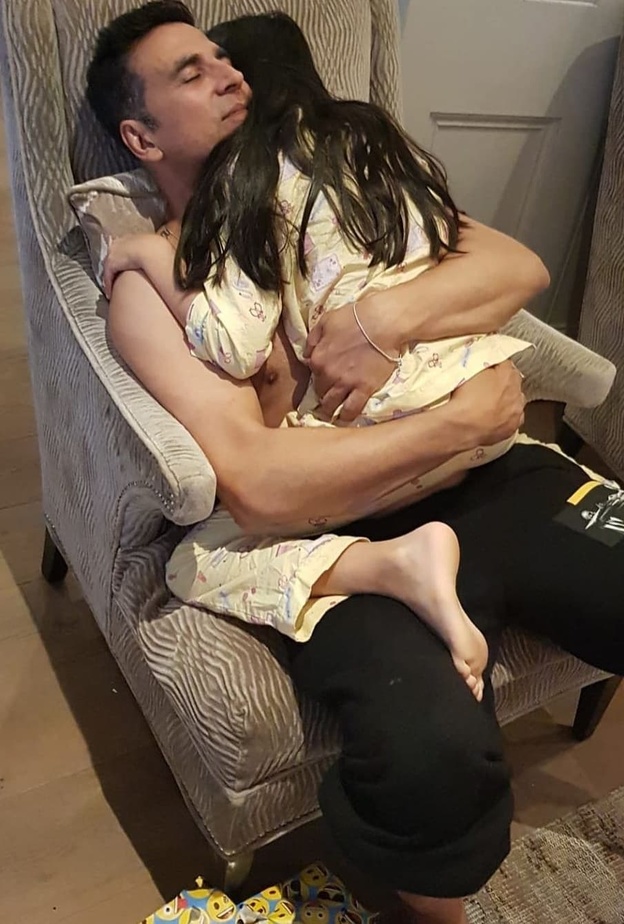 أكشاي كومار يحمل ابنته