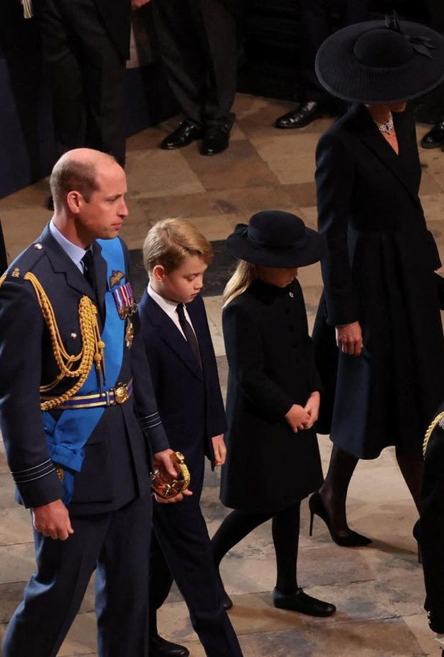 حضور الأمير جورج والأميرة تشارلوت لجنازة الملكة