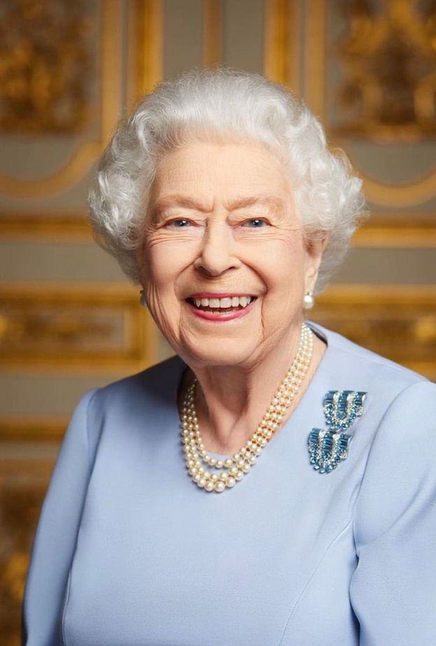 العائلة المالكة البريطانية تنشر صورة رسمية لم تنشر من قبل للملكة في عشية جنازتها الرسمية