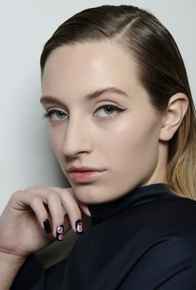 8 ألوان طلاء أظافر تناسب البشرة البيضاء... تعلّمي طرق تطبيقها بأشكال عصرية