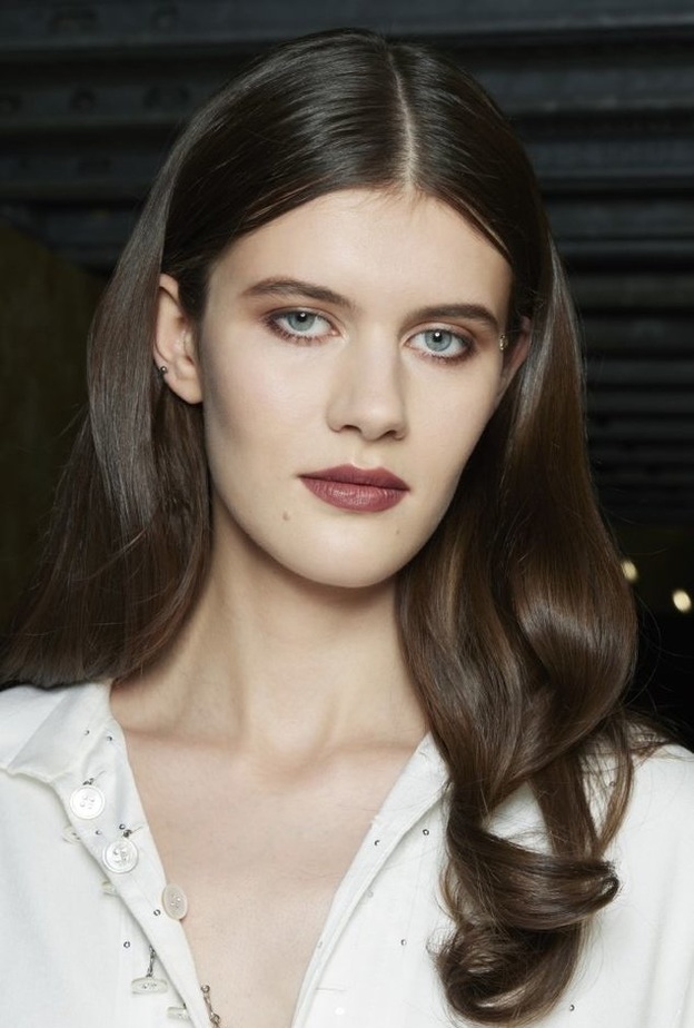 أفضل تسريحات شعر مع الفرق النصفي مع بداية موسم الخريف