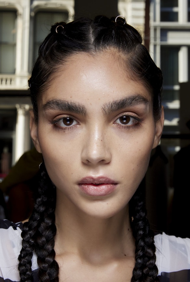 الحواجب العصرية والغريبة أبرز صيحات أسبوع نيويورك لربيع 2023..اعتمديها بهذه الخطوات