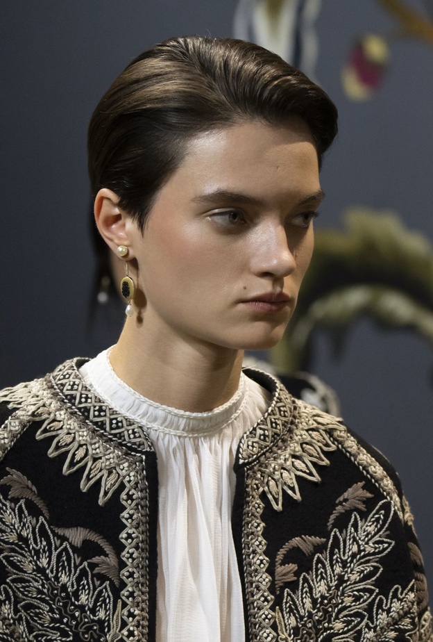 تسريحات شعر عصرية للشعر المالس والقصير موضة خريف 2022