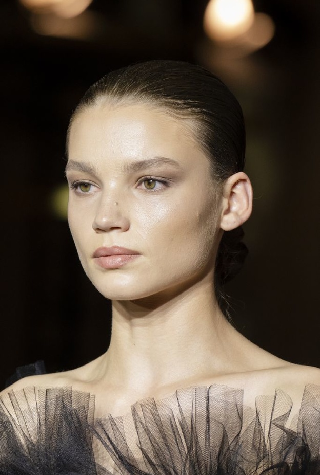 حيل للحصول على بشرة مشرقة على مدار السنة