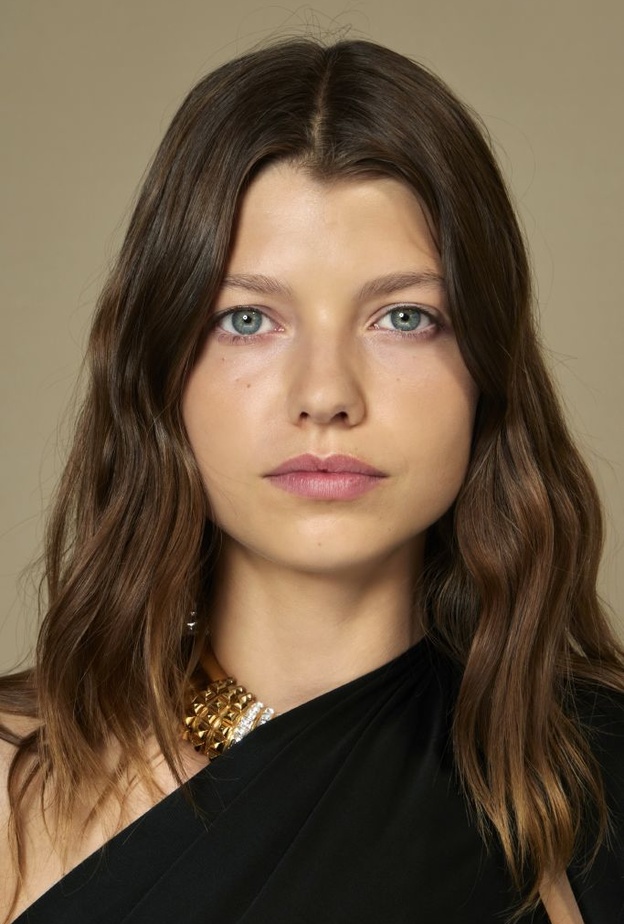 علاجات تجميلية لتساقط الشعر وأهم أسبابها