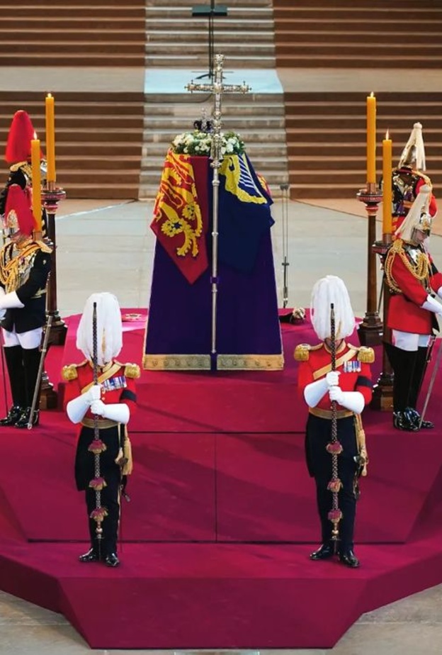 أحفاد ملكة بريطانيا يتولون وردية حراسة لنعشها في مشهد مؤثر