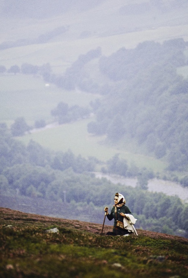 العائلة المالكة تنشر صورة للملكة مع رسالة مؤثرة بعد جنازة الملكة