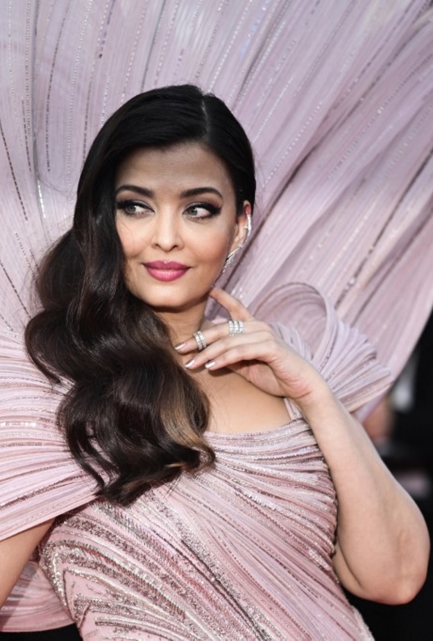 تسريحات شعر لا تبطل موضتها من وحي نجمات بوليوود وطريقة تطبيقها