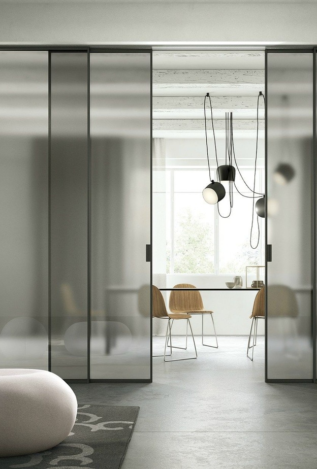 أبواب سحب زجاجية تفصل غرفة الطعام عند الحاجة