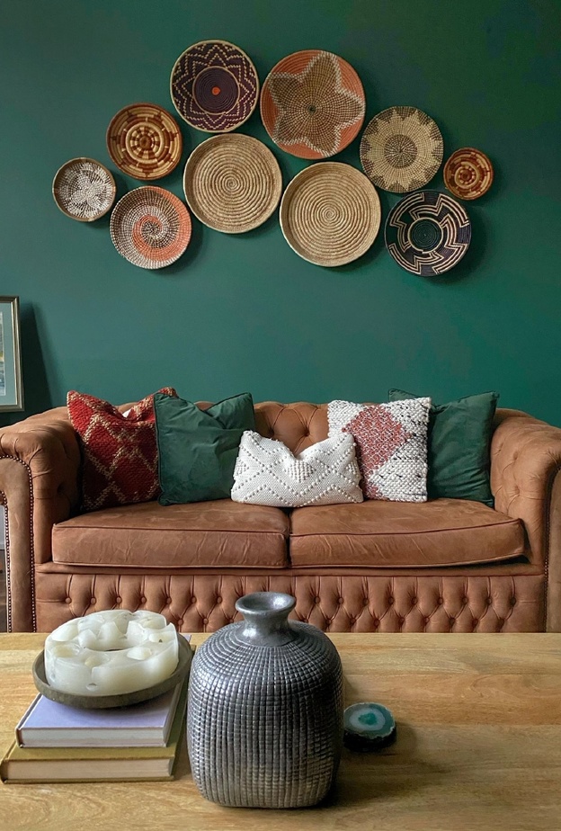 أطباق من القش الملون لديكورات حوائط منزل فينتاج