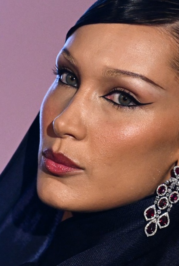 أفكار جمالية استوحيها من أحدث ظهور للنجمة بيلا حديد مع المكياج المشرق