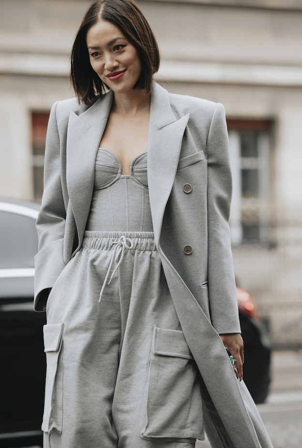 اختاري المعطف الرمادي هذا الشتاء لاطلالات تجمع بين الأناقة والعصرية 