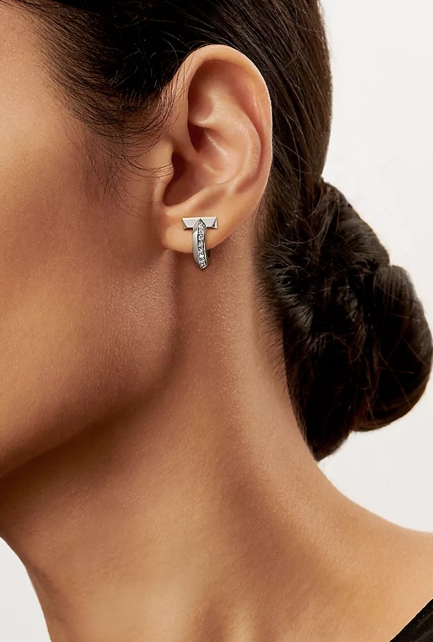 أقراط أطواق مرصعة بالألماس من مجموعة Tiffany T