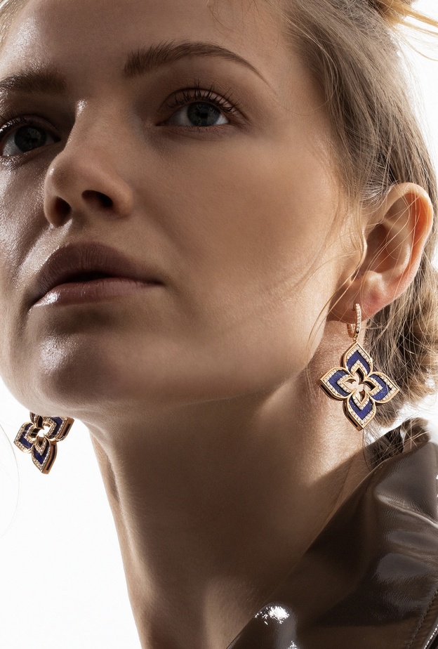 أقراط بنفسجية من روبرتو كوين