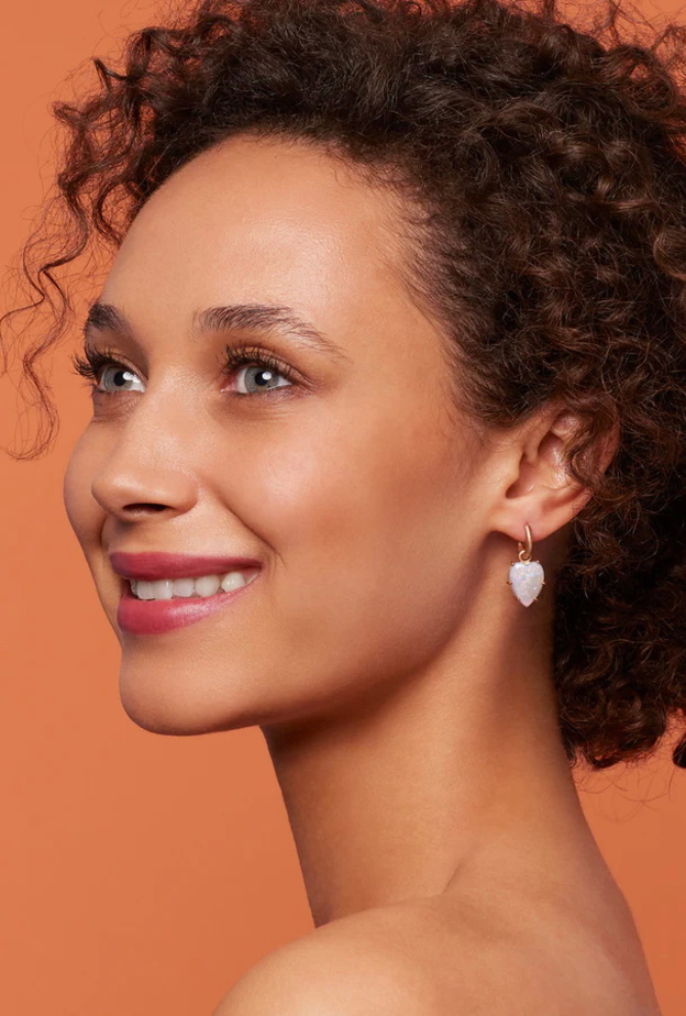 أقراط ONE OF A KIND LOVE JEWELED HUGGIES من Irene Neuwirth